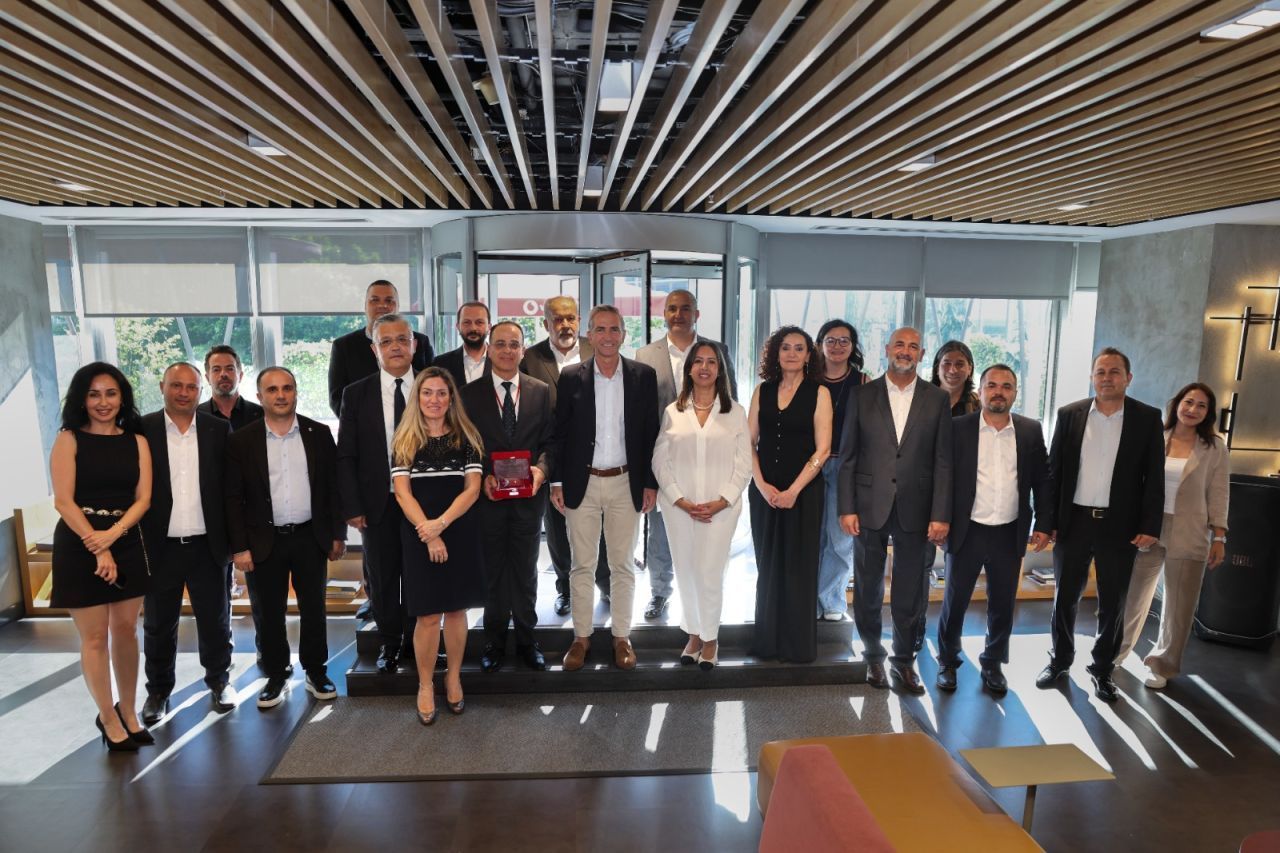 Vodafone’dan Karel’e teşekkür plaketi